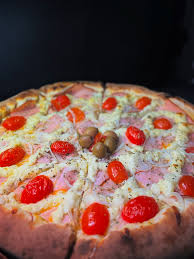 Pizza de Peito de Peru com Catupiry e tomate cereja da Don Mussarelo
