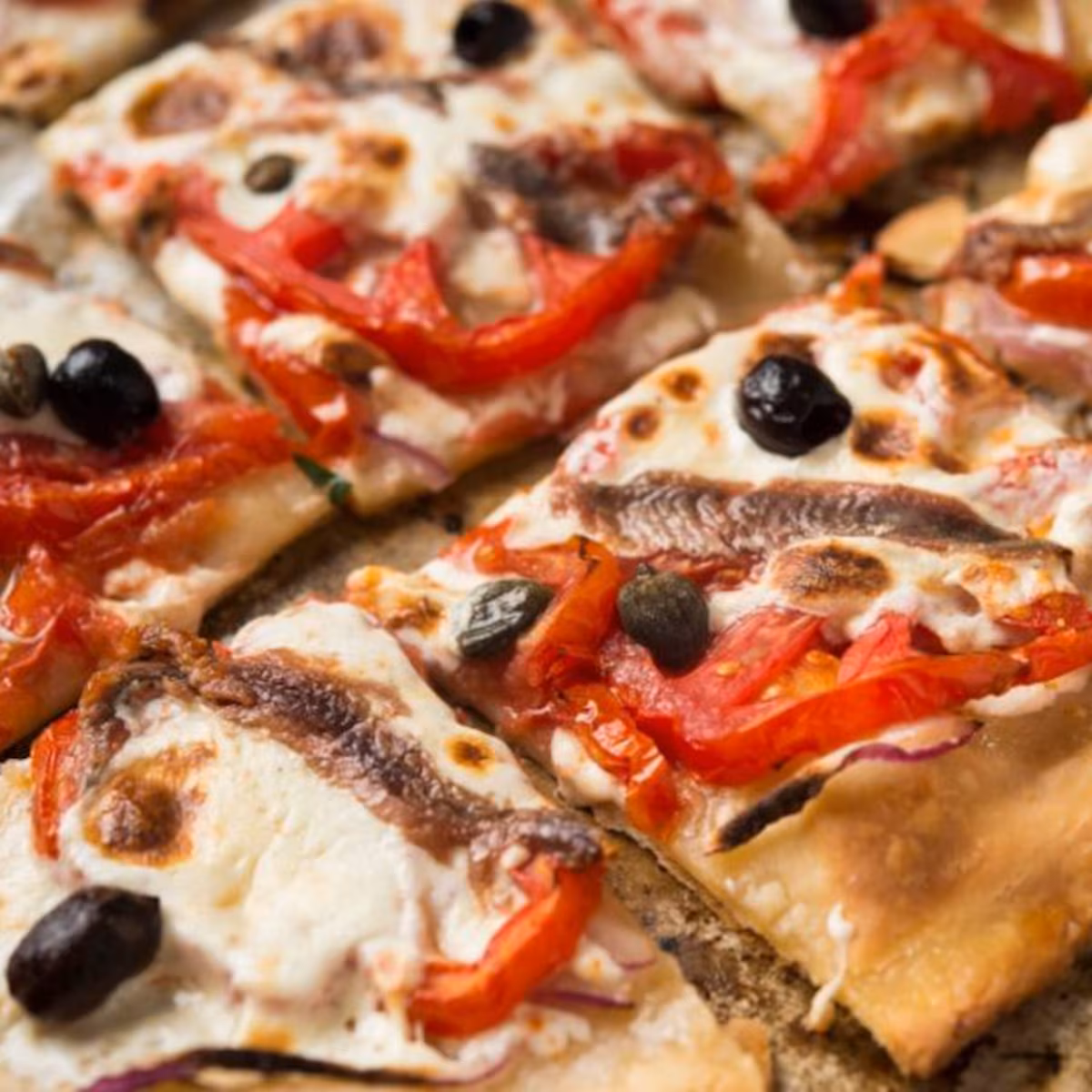 Pizza de Romana com tomate e anchovas da Don Mussarelo