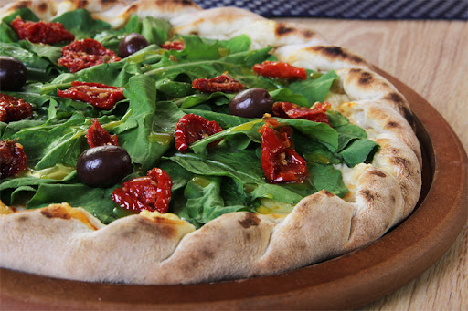 Pizza de Rúcula com Tomate Seco da Don Mussarelo